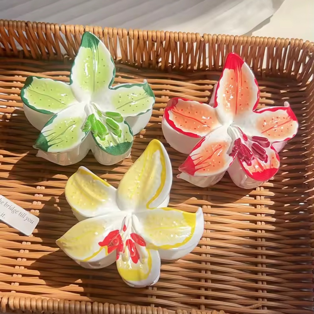 Narcissus flower hair clip